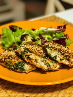 Una foto de Hamburguesas de pollo con kale y portobello🍗🌱