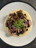 Filetto di maiale con champignon e crema di cipolle caramellate