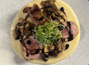 Foto di Filetto di maiale con champignon e crema di cipolle caramellate