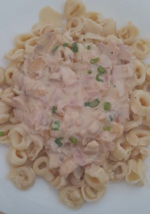 Una foto de Pastas con salsa blanca/bechamel, crema, champignones y jamón