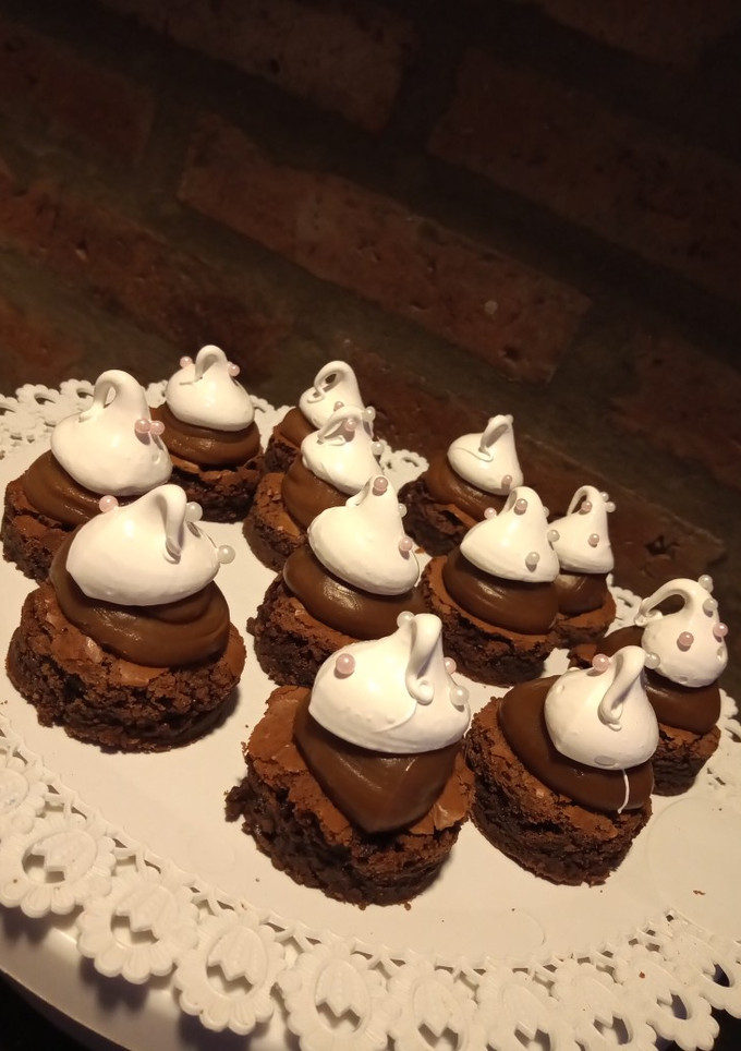 Una foto de Mini Brownie con Dulce de leche y merengue