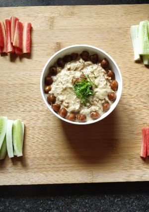 A picture of Hummus platter.