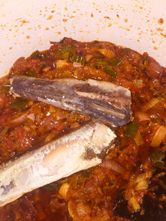 A picture of Onion sauce with sardines.