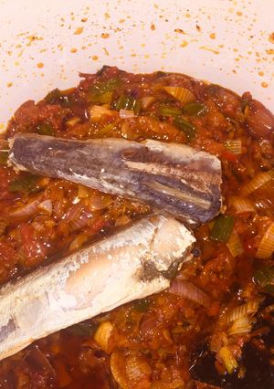 A picture of Onion sauce with sardines.