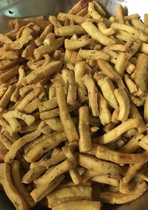 A picture of Namak pare.