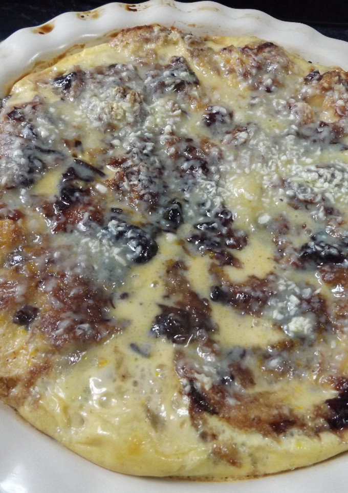 Una foto de Pudin de panettone con naranja y mermelada de cerezas