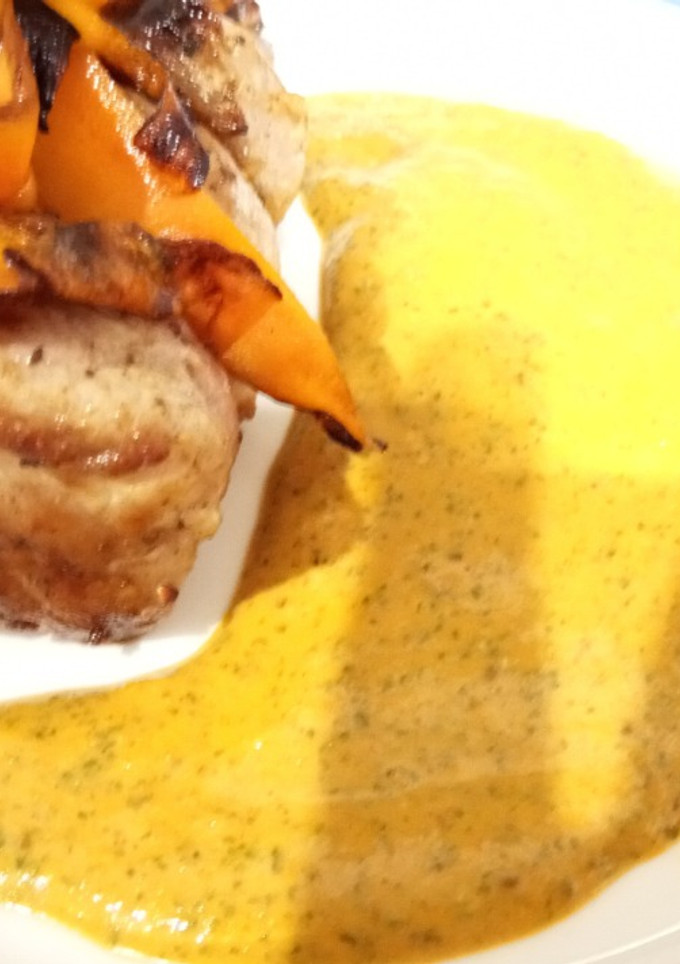 Una foto de Solomillo de Cerdo Ibérico con Salsa Gaucha y Chips de Zanahoria