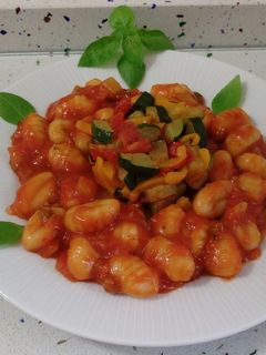 Una foto de Gnocchis de patata con pisto