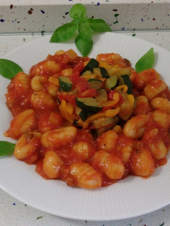 Una foto de Gnocchis de patata con pisto