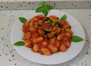 Una foto de Gnocchis de patata con pisto