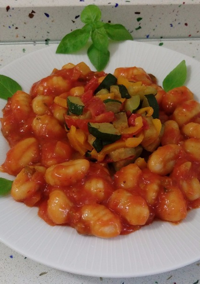Una foto de Gnocchis de patata con pisto