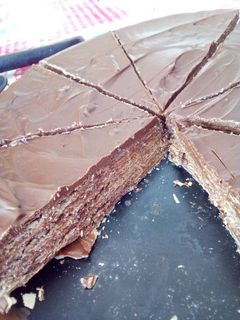 Una foto de Tarta kit kat o huesitos