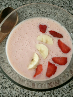 Foto resep Kefir with banana strawberry