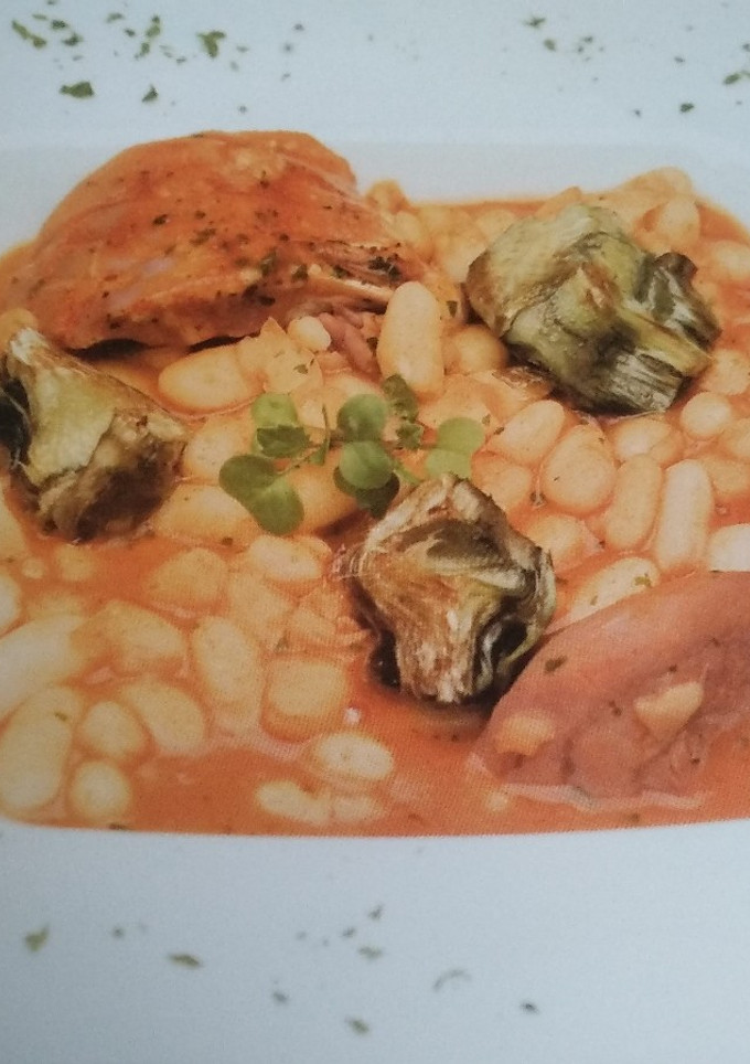 Una foto de Judías blancas con codillo y alcachofas