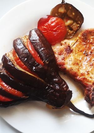 Una foto de Berenjenas con chuletas asadas 🍆🥩