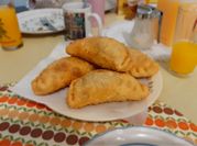 Una foto de tajadas con carne molida de res