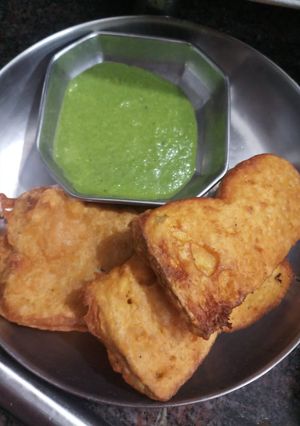 A picture of Bread pakoda.
