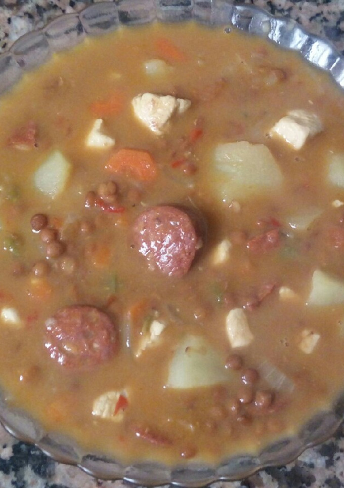 Una foto de Lentejas con pollo y chorizo rápidas
