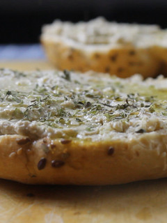 Una foto de Queso crema vegano con nueces en 5 min - 👉 Recetas Veganas Fáciles
