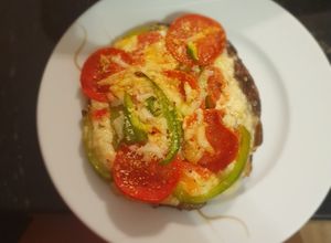 Una foto de Pizza de champiñones portobello keto