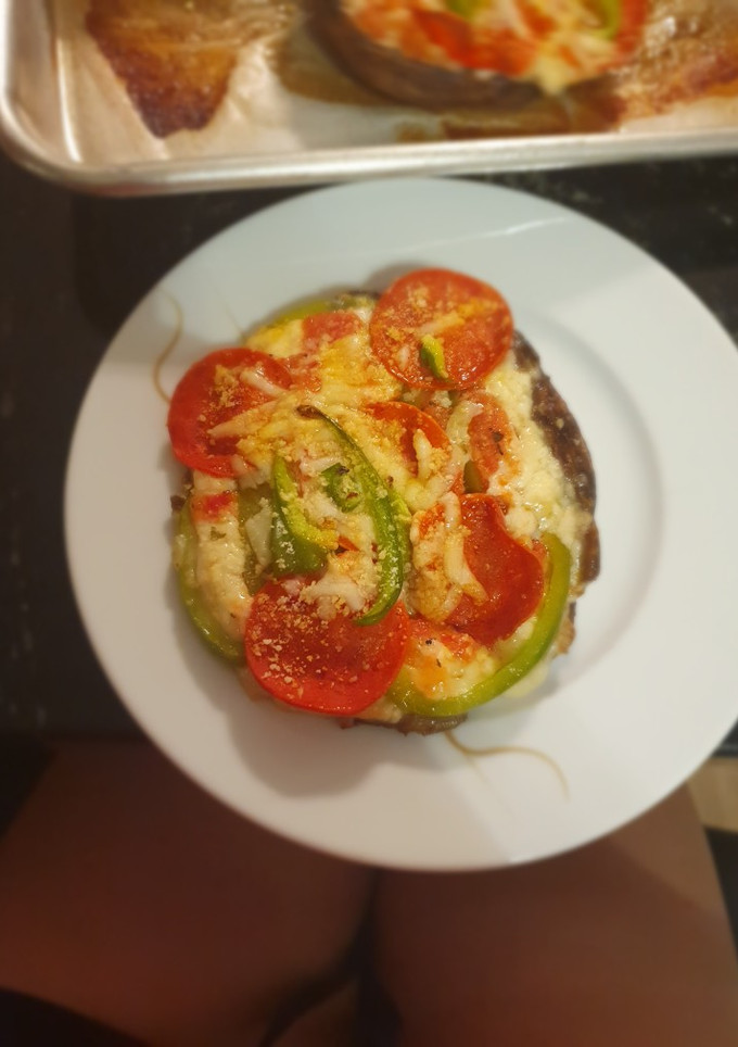 Una foto de Pizza de champiñones portobello keto