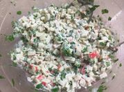 Una foto de ensalada de surimi con mayonesa
