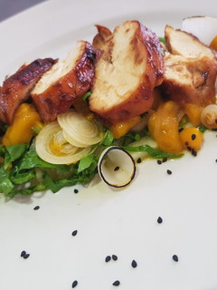 Una foto de Pechuga de Pollo en Salsa Hoisin y Ensalada de Mango
