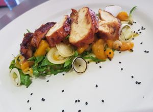 Una foto de Pechuga de Pollo en Salsa Hoisin y Ensalada de Mango