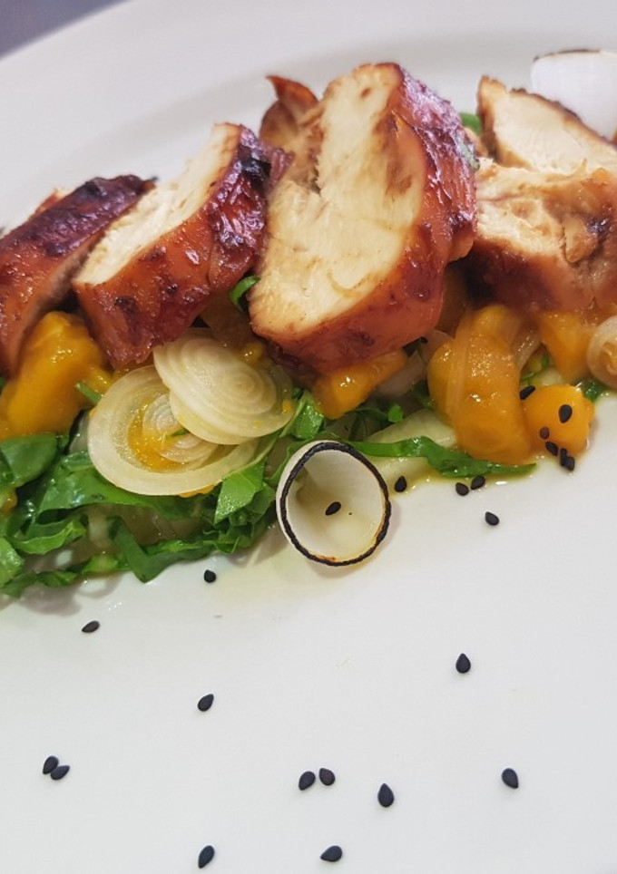 Una foto de Pechuga de Pollo en Salsa Hoisin y Ensalada de Mango