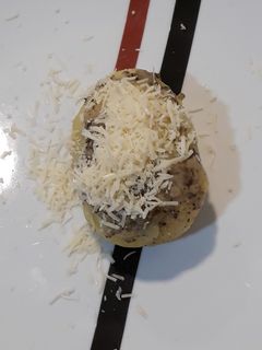 Una foto de Patatas rellenas a la jardinera con queso brie