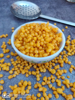 बेसन की बूंदी (besan ki boondi recipe in Hindi) रेसिपी मुख्य फोटो