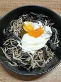 Sarteneko de trompeta de los muertos con gulas y huevo escalfado