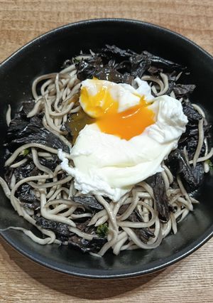 Una foto de Sarteneko de trompeta de los muertos con gulas y huevo escalfado