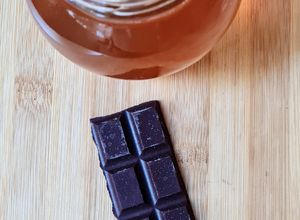 Una foto de Chocolate casero endulzado con miel de abejas 🍫🥥🐝🍯Chocolatina de cacao puro, aceite de coco y miel