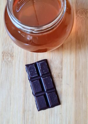 Una foto de Chocolate casero endulzado con miel de abejas 🍫🥥🐝🍯Chocolatina de cacao puro, aceite de coco y miel