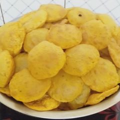 A picture of Alu besan suji ke puri.
