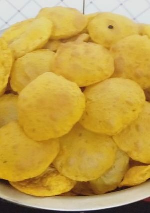 A picture of Alu besan suji ke puri.