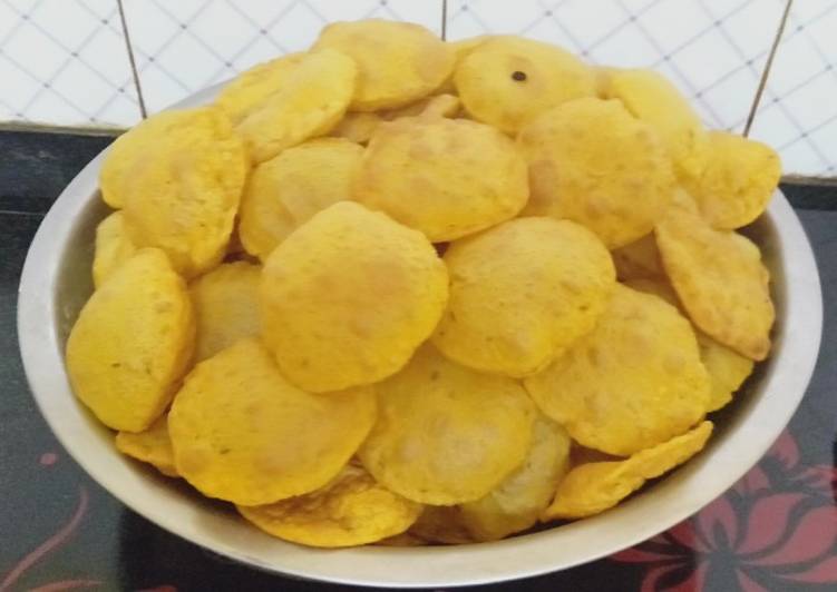 Alu besan suji ke puri