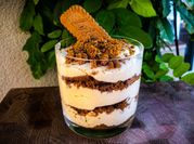 Una foto de postres con crema lotus