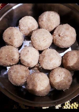 नारियल और खोया के लड्डू रेसिपी मुख्य फोटो