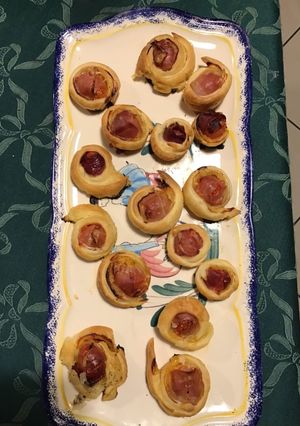 Une photo de Feuilletés roses aux tomates cerises et jambon cru