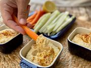 Una foto de hummus clásico
