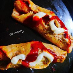 A picture of Chicken pide/Turkish bread.