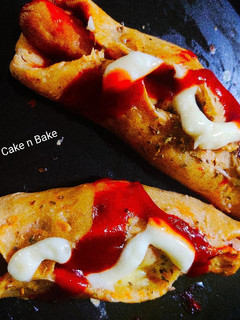 A picture of Chicken pide/Turkish bread.