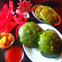 A picture of Bathua poori.