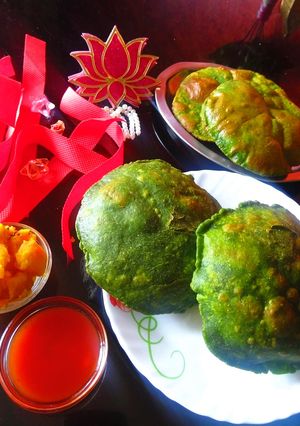A picture of Bathua poori.