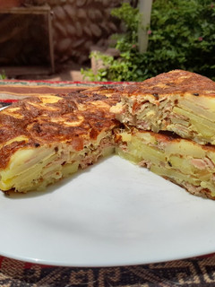 Una foto de Tortilla de papas, jamón y cebolla