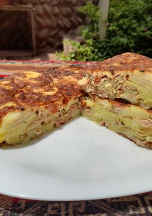 Una foto de Tortilla de papas, jamón y cebolla