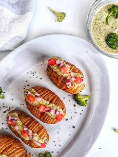Una foto de 🌱PATATAS HASSELBACK CON PESTO DE BRÓCOLI🌱