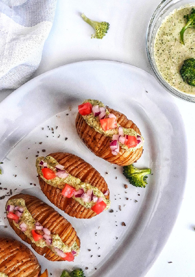 Una foto de 🌱PATATAS HASSELBACK CON PESTO DE BRÓCOLI🌱